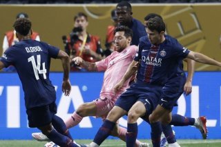 Lionel Messi (au centre) n'a rien pu faire face à son ancien club, le Paris Saint-Germain. KEYSTONE/EPA/ERIK S. LESSER